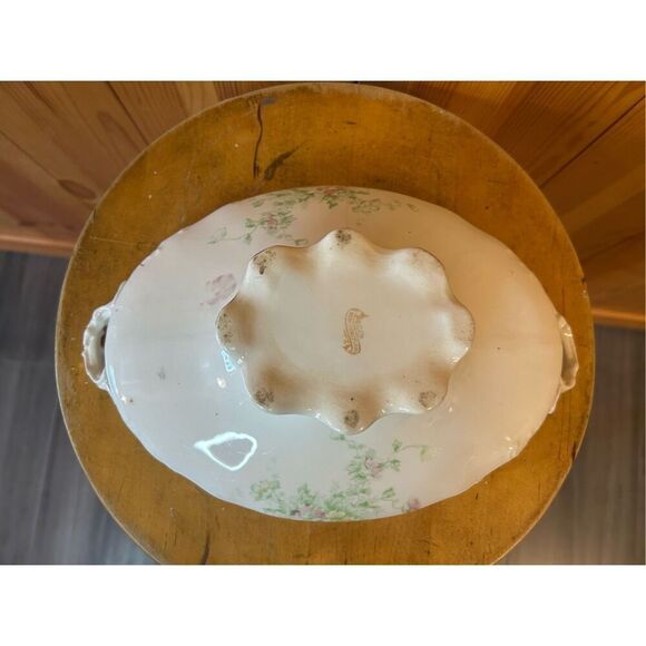 Vintage oval dish, footed handles lid floral gold etching (8726) - Picture 9 of 15